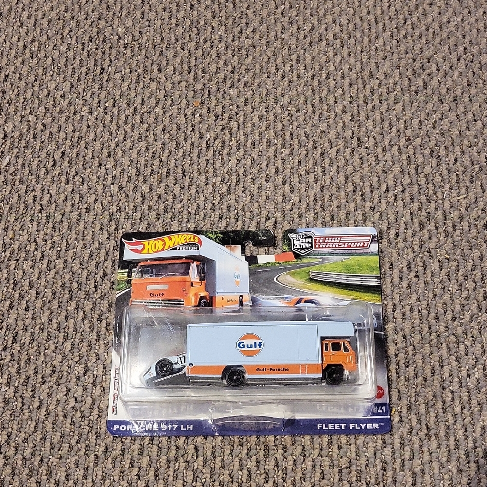 Hot Wheels Team Transport Fleet Flyer with Porsche 917 LH - Orange and Blue